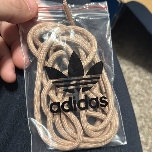 Barely used adidas ozweego - Picture 11 of 14